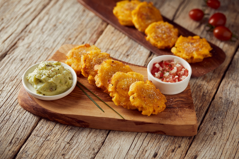 Latkes de Plátano & Salsa de Ajo (Plantain Latkes with Garlic Sauce)